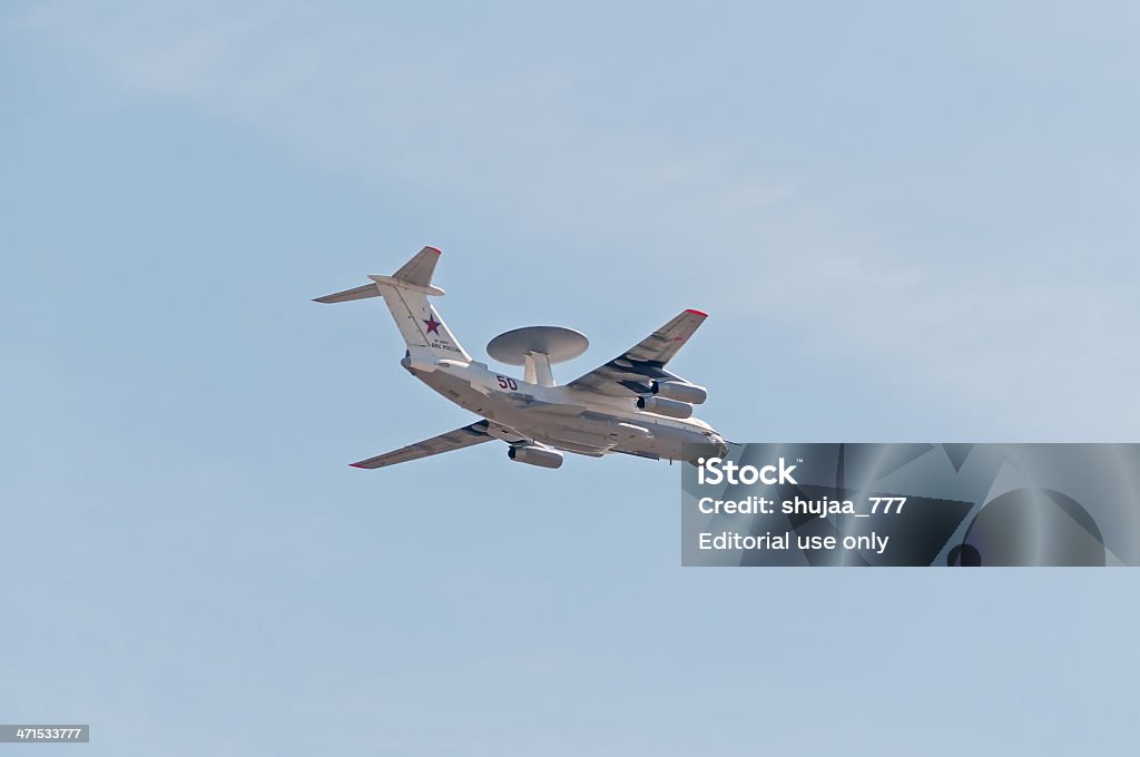 Beriev A-50 （柱）AWACS 航空機はアッという間に過ぎていく空を背景に青 - お祝いのロイヤリティフリーストックフォト
