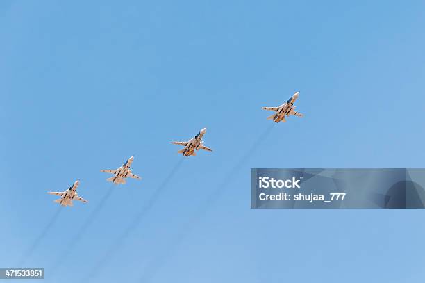 Su 24 Supersónico Bombers Atentan Contra El Cielo Azul De Fondo De Rango Logarítmico Foto de stock y más banco de imágenes de Aniversario