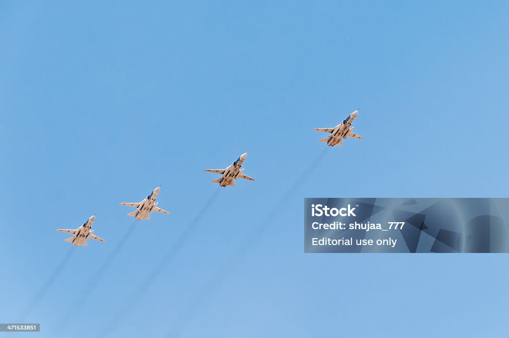 Su - 24 supersônico bombers voar em valor contra o céu azul fundo - Foto de stock de Armamento royalty-free