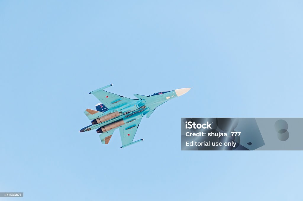 DO - 34 doppia-sedile aereo bomber aereo vola contro il cielo blu di sfondo - Foto stock royalty-free di Abilità