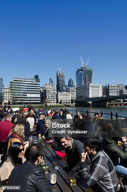 Photo libre de droit de Personnes Discutant En Dehors Dun Pub Dans Le Centre De Londres banque d'images et plus d'images libres de droit de Boire