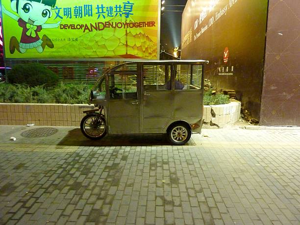 pequim tuktuk à noite, china - sanlitun imagens e fotografias de stock