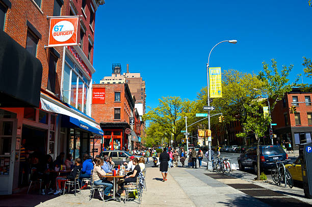 pessoas com outdoor tabelas de restaurantes, brooklyn, nova iorque - caucasian three dimensional shape men sky imagens e fotografias de stock