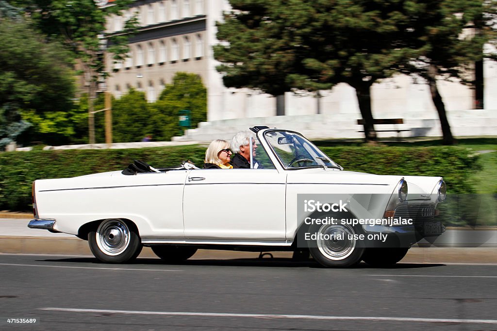 Guida un oldtimer - Foto stock royalty-free di Aperto