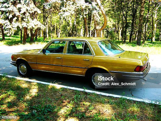 Oro Oldtimer Mercedes Benz 350se En Un Parque De Coche Foto de stock y más banco de imágenes de Aire libre