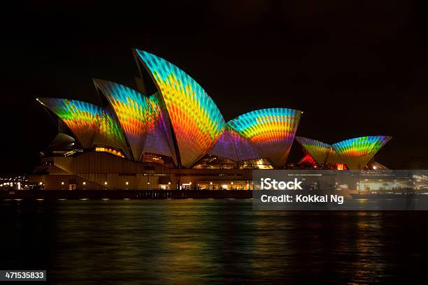 Foto de Vivid Sydneyopera House e mais fotos de stock de Arco-íris - Arco-íris, Austrália, Exterior de Prédio