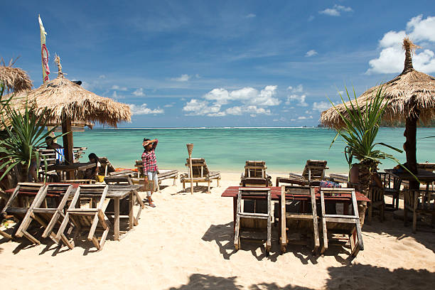 lange kuta-strand - logboat stock-fotos und bilder