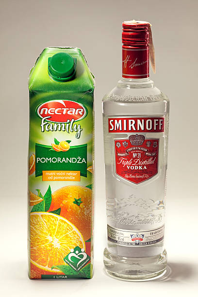 smirnoff vodka e succo d'arancia e - smirnoff vodka bottle alcohol foto e immagini stock