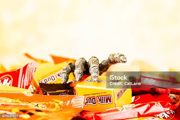 Chocolate Halloween Candy Y Del Esqueleto Mano Foto de stock y más banco de imágenes de Alcanzar - Alcanzar, Alimento, Arácnido