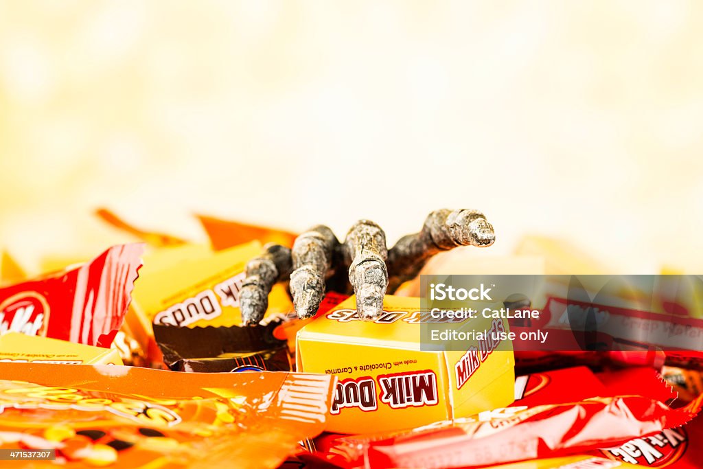 Halloween avec bonbons au chocolat et squelettique main - Photo de Aliment libre de droits