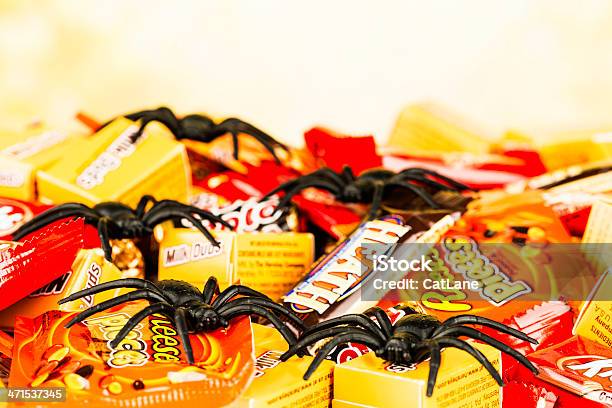 Шоколадные Конфеты На Хеллоуин И Creepy Паучками — стоковые фотографии и другие картинки Kit Kat - Kit Kat, Американская культура, Без людей