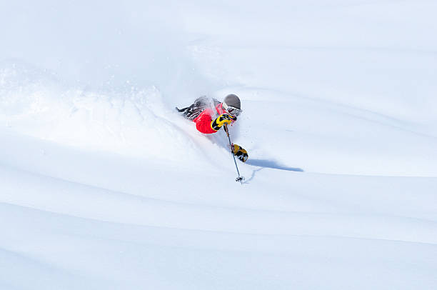 neve profunda - skiing winter sport powder snow athlete - fotografias e filmes do acervo