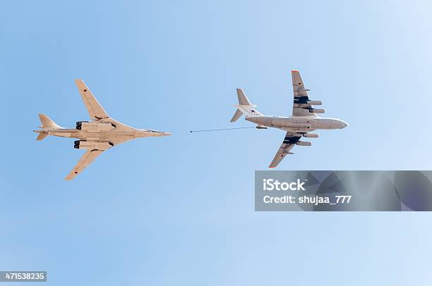 Il 78 Nave Cisterna E Tu 160 Bomber Dimostrare Rifornimento Contro Il Cielo Di Sfondo - Fotografie stock e altre immagini di Abilità