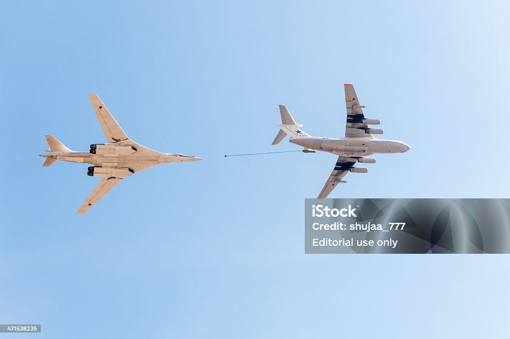 Il - 78 e Tu - 160 abastecimento bomber demonstrar Abastecer contra o fundo do céu - Royalty-free Abastecer Foto de stock
