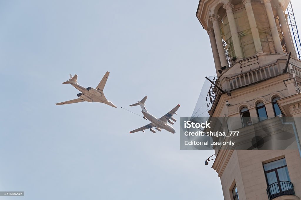 Il - 78 Tankowiec i Tu - 160 niewykrywalny wykazać Nalewać paliwo przeciwko niebo w tle - Zbiór zdjęć royalty-free (Balkon)