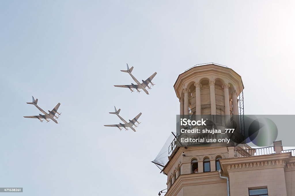 Tu -95 ボンバー、ミサイルプラットフォームフライアゲインストブルースカイの背景 - お祝いのロイヤリティフリーストックフォト