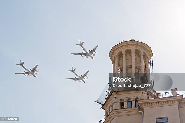 Tu 95 ボンバーミサイルプラットフォームフライアゲインストブルースカイの背景 - お祝いのストックフォトや画像を多数ご用意 - お祝い, パレード, プロペラ機