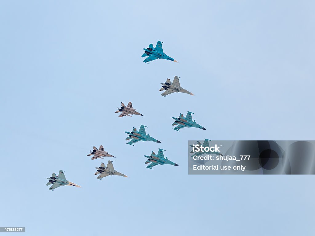 Su - 34, Su - 27 de MiG - 29 forma acrobático triângulo Figura contra o fundo do céu - Royalty-free Aniversário especial Foto de stock