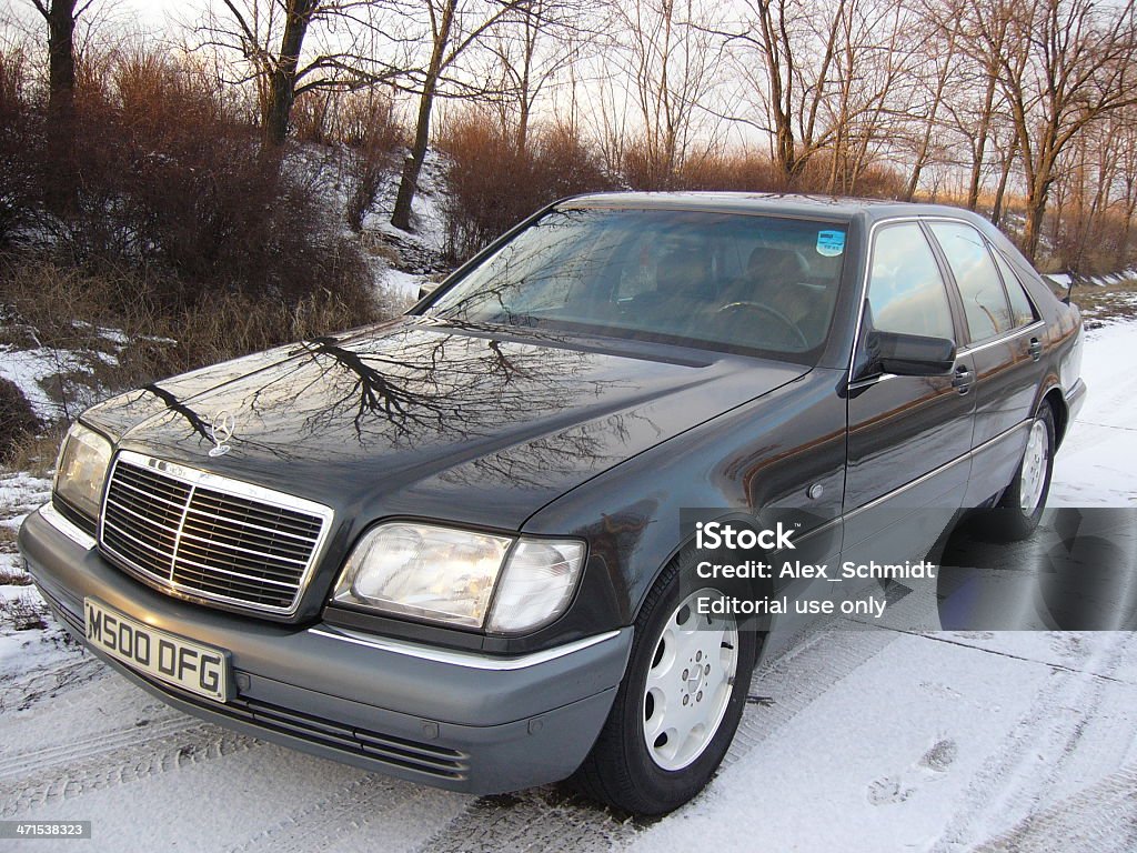 Mercedes Benz S500 al tramonto in inverno - Foto stock royalty-free di Affidabilità