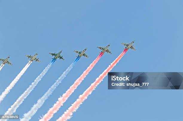 Sei Su 25 Modulo Nel Cielo Di Colore Di Bandiera Tricolor Fuma - Fotografie stock e altre immagini di Aeroplano