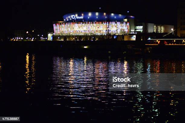 O2 World Berlim Durante A Noite - Fotografias de stock e mais imagens de Alemanha - Alemanha, Ao Ar Livre, Berlim