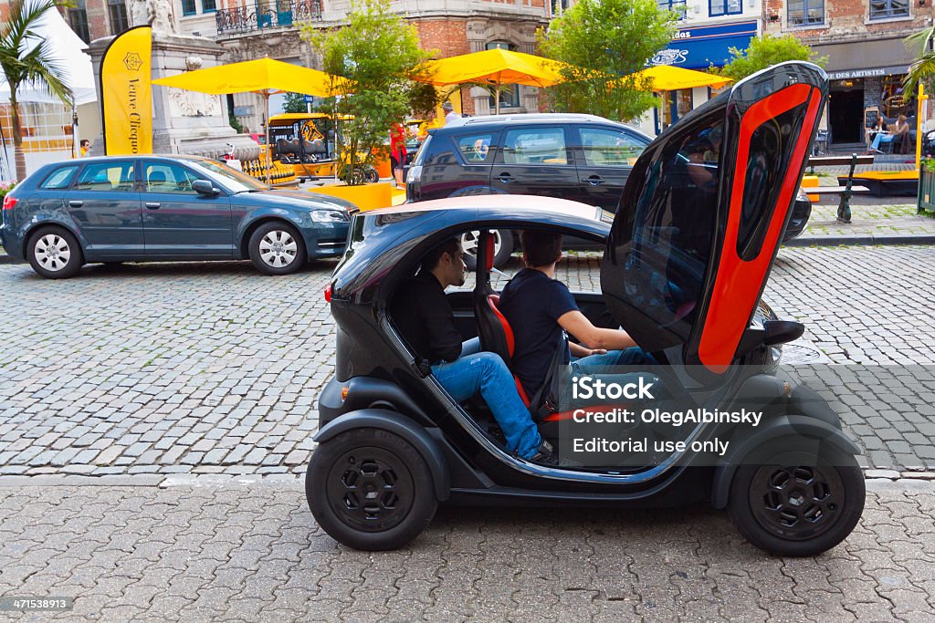 Très petite voiture à Bruxelles. - Photo de Adulte libre de droits