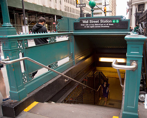 wall street w nowym jorku metra - subway station new york city staircase manhattan zdjęcia i obrazy z banku zdjęć