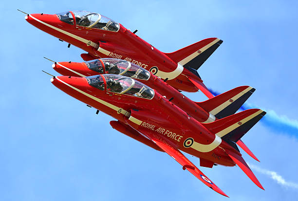 royal air force red arrows aerobatic visualizzare team - air force teamwork fighter plane airplane foto e immagini stock