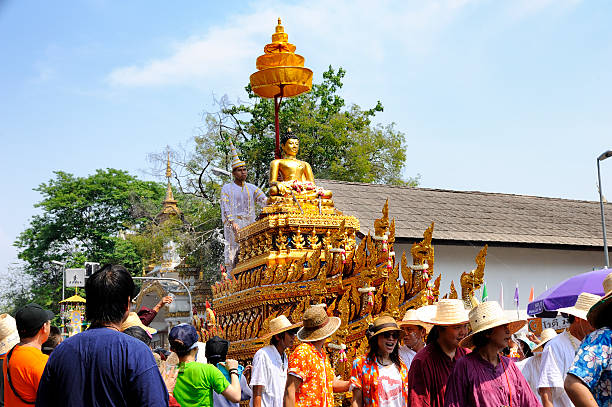 쑤판부리 songkran 패스티발 2013 - editorial thailand spirituality gold 뉴스 사진 이미지