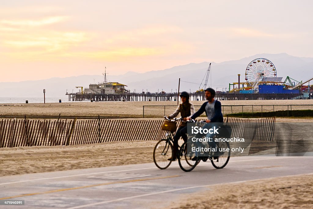 Casal de ciclismo em Santa Monica beach - Royalty-free Adulto Foto de stock