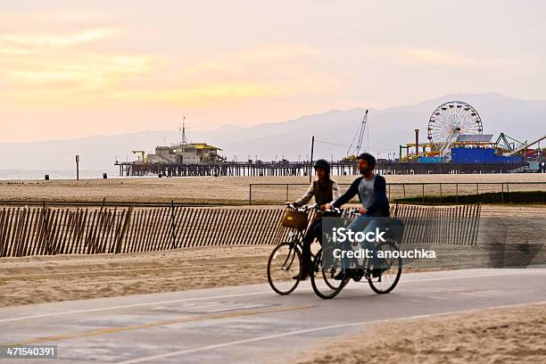 Casal De Ciclismo Em Santa Monica Beach - Fotografias de stock e mais imagens de Adulto - Adulto, Anoitecer, Ao Ar Livre
