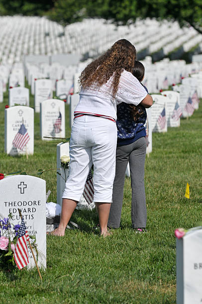 família no cemitério nacional de arlington, memorial day - arlington virginia arlington national cemetery veteran cemetery imagens e fotografias de stock