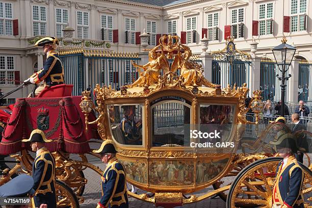 Golden Carruagem Chegar A Palácio Noordeinde Em Haia - Fotografias de stock e mais imagens de Carruagem