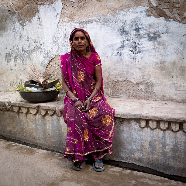 dalit mujer mirando a la cámara. - caste system fotografías e imágenes de stock