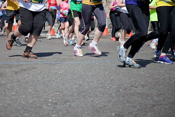 les coureurs du marathon - marathon running london england competition photos et images de collection