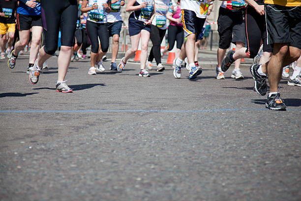 les coureurs du marathon - marathon running london england competition photos et images de collection