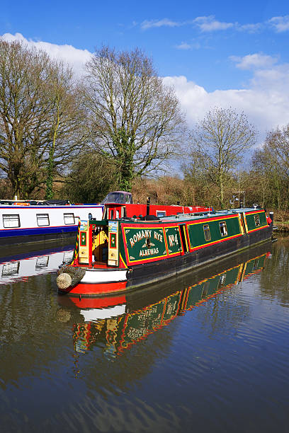 canal de - warwickshire narrow nautical vessel barge - fotografias e filmes do acervo