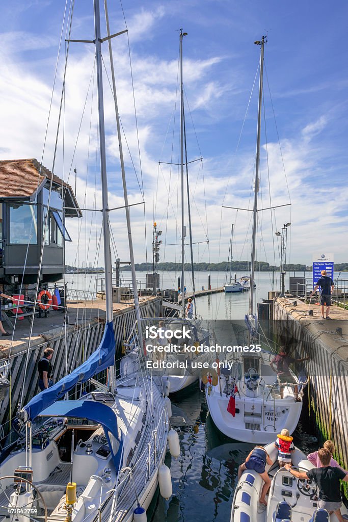 Sur le port - Photo de Bateau à voile libre de droits