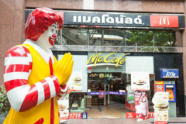 магазин mcdonalds - bangkok mcdonalds fast food restaurant asia стоковые фото и изображения