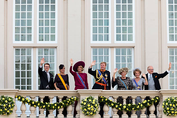 dutch royal family waving to the crowd - prinsjesdag stockfoto's en -beelden