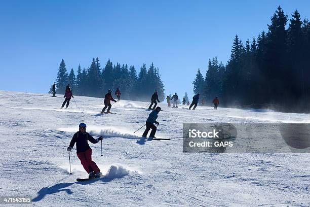 Skifahrer Auf Einer Skipiste In Der Tschechischen Republik Stockfoto und mehr Bilder von Skifahren