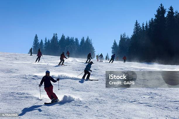 Skiers En Una Pista De Esquí En La República Checa Foto de stock y más banco de imágenes de Esquí - Deporte - Esquí - Deporte, Actividades recreativas, Aire libre