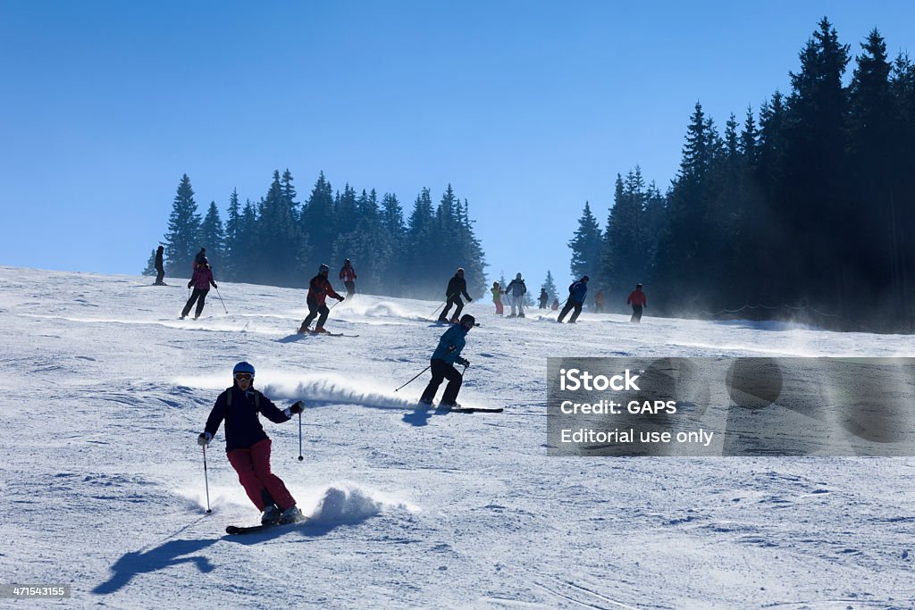 Esquiadores em uma pista de esqui na República Tcheca - Foto de stock de Esqui - Esqui e snowboard royalty-free