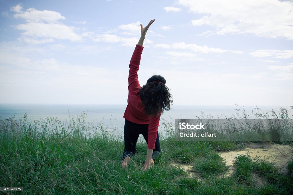Media edad mujer haciendo yoga ejercicio al aire libre - Foto de stock de Actividad libre de derechos