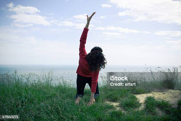 Photo libre de droit de Milieu Âge Femme Faisant Yoga Exercices En Plein Air banque d'images et plus d'images libres de droit de Activité
