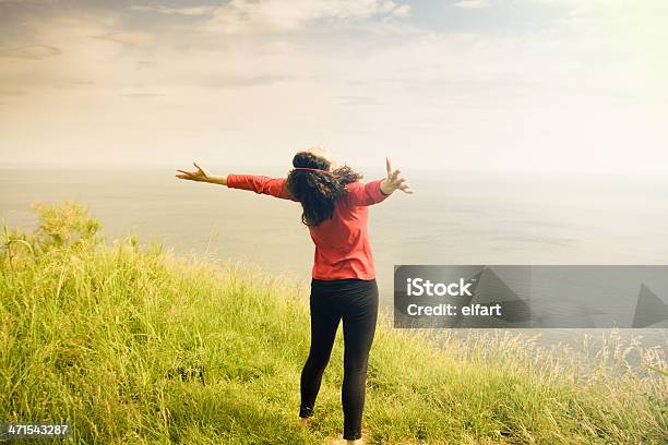 Media Edad Mujer Con Los Brazos Abiertos Al Aire Libre Foto de stock y más banco de imágenes de Actividad