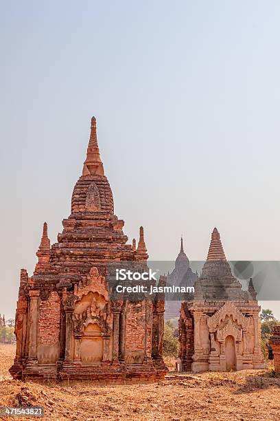 Bagan Rosso E Bianco Pagoda Sul Campo - Fotografie stock e altre immagini di Archeologia - Archeologia, Architettura, Arrangiare