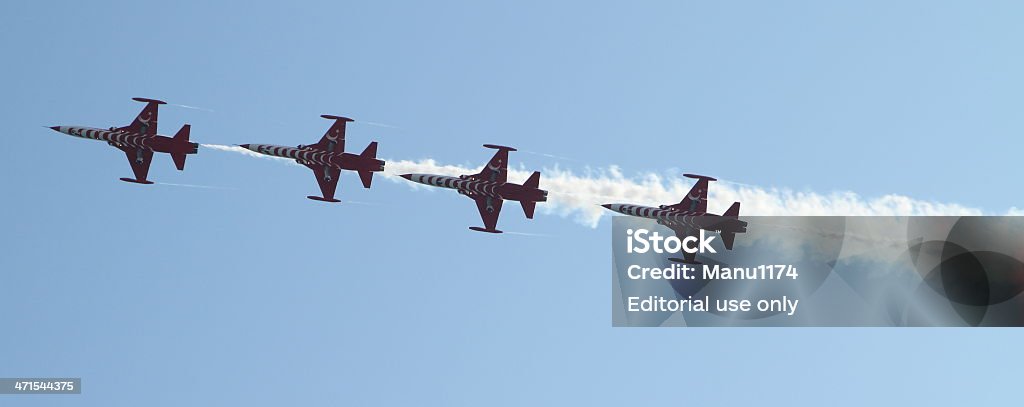 Chorros Súbase a un espectáculo aéreo - Foto de stock de Acrobacia aérea libre de derechos