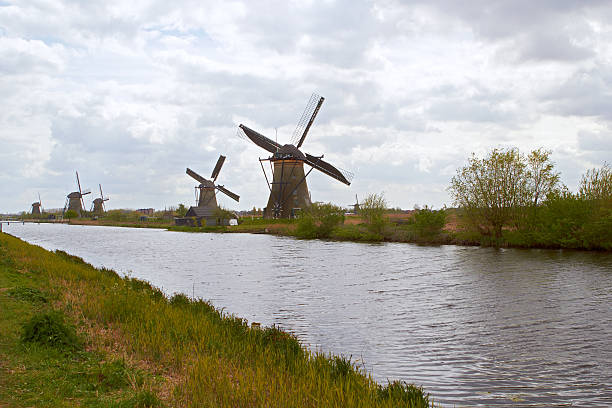 古風なオランダの風車の運河の近くです。オランダ ストックフォト