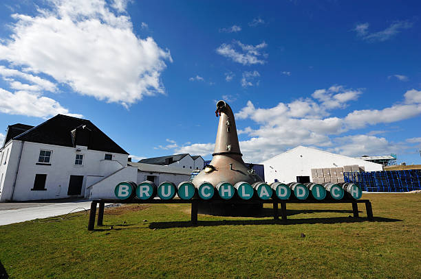 bruichladdich distillery - bruichladdich whisky stock-fotos und bilder